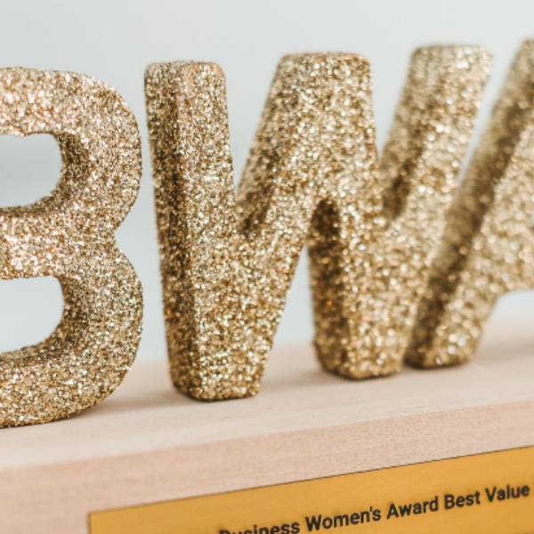 Medinės raidės verslių moterų apdovanojimams